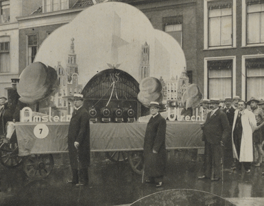 300276 Afbeelding van een groep in de historische verkeersoptocht ter gelegenheid van de viering van het 100-jarig ...